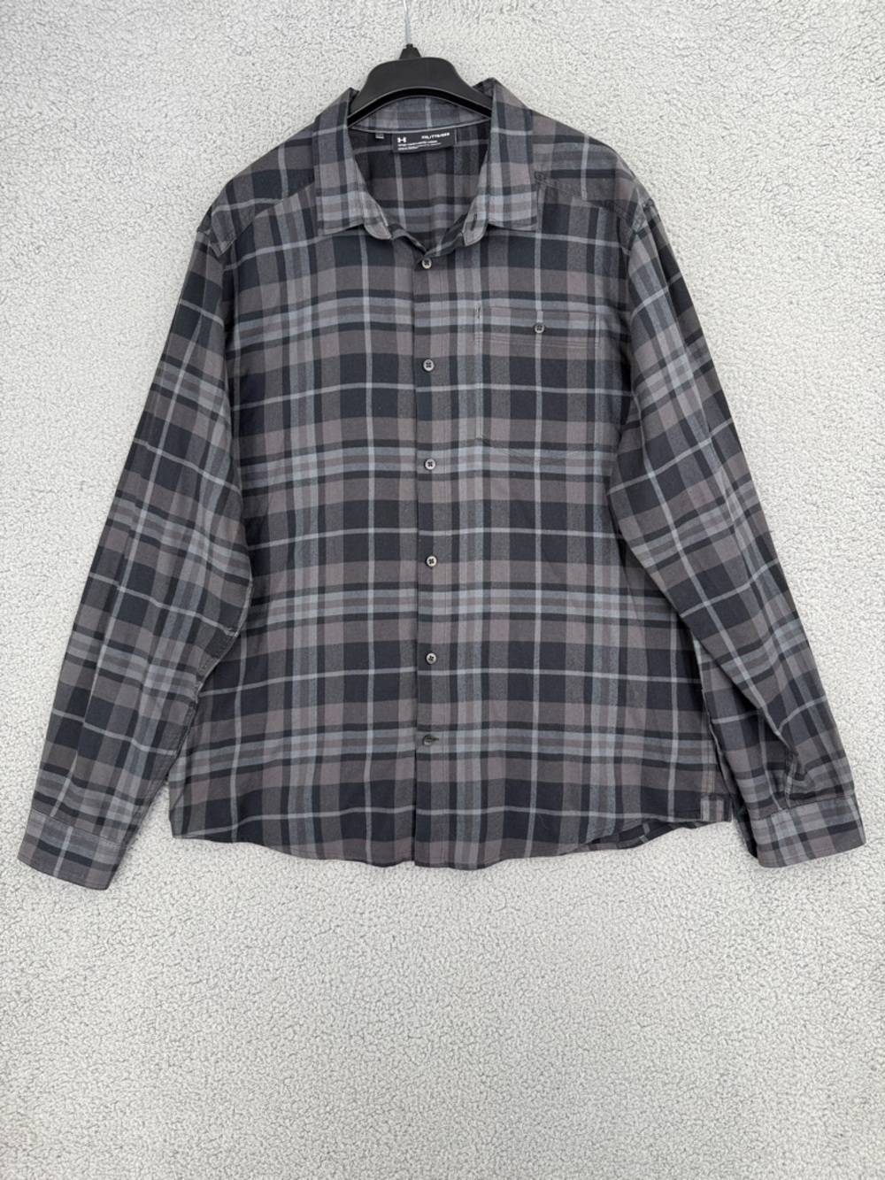 Under Armour Men’s XXL/TTG long sleeve button up plaid shirt Black & Gray active